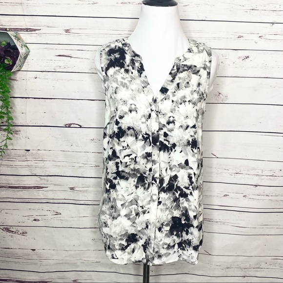 Apt 9 Sleeveless V Neck Blouse Top Size Small Black, White, & Gray Floral Print - Picture 2 of 9